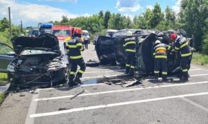 Accident grav în Caraş-Severin. Un TIR înmatriculat în Bulgaria s-a ciocnit cu două maşini. Patru persoane, printre care un copil, rănite