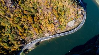 Ministrul Transporturilor susţine că îşi asumă închiderea Văii Oltului pentru o lună. Transportatorii avertizează că va duce la scumpiri