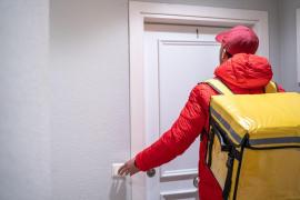 Doi bărbaţi din Iaşi s-au dat drept livratori de mâncare ca să fure dintr-un apartament. Pagubă de peste 30.000 de lei pentru proprietar