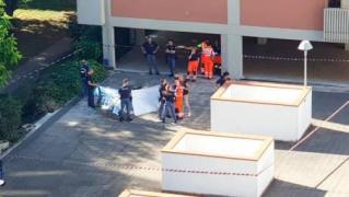 Şi-a luat fiul de cinci ani în braţe şi s-a aruncat în gol de pe acoperişul unui bloc din Italia. Femeia de 40 de ani a lăsat un bilet de adio