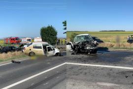 Impact violent în Buzău, soldat cu doi morţi şi rănirea ambilor şoferi. Bucăţi din caroserie au sărit într-o a treia maşină