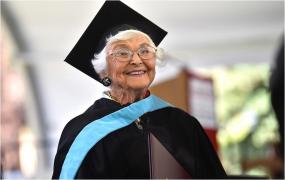 O bătrână de 105 ani s-a întors la facultate să susțină diserația, în SUA, la 83 de ani după ce renunțase la studii