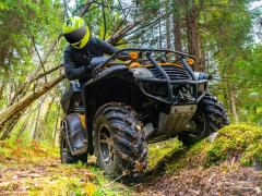 Un bărbat din Iaşi a murit după ce a căzut cu ATV-ul într-o prăpastie adâncă de 50 de metri