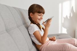 O fetiţă de 11 ani din Arad a sunat la 112: a spus că are 23 de ani şi este răpită de fostul soţ, care o ţine închisă în beci