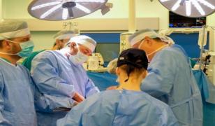 Pacientă cu cancer peritoneal salvată de medicii de la MedLife Sibiu printr-o metodă revoluționară de tratament – citoreducția tumorală și HIPEC