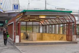 Doi bărbaţi au încercat să intre la metrou cu aceeaşi cartelă. Unul dintre ei a dat cu spray lacrimogen pe un paznic