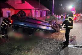 Un adolescent s-a aruncat dintr-o maşină care se răsturna, iar şoferul a rămas blocat sub caroserie. Cascadorie pe o şosea din Vaslui