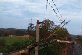 Furtuna a afectat circulaţia trenurilor în vestul ţării. Vântul și crengile au rupt cablurile electrice și au blocat calea ferată