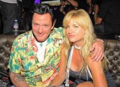 Soția lui acuză că ar fi împins-o și nu ar fi lăsat-o să intre în casă