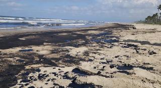 Lovitură pentru turismul din Venezuela. Plajele au devenit negre din cauza unei scurgeri de petrol: sute de km pătrați de daune