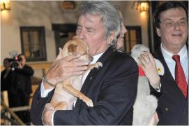 Ultima dorință a lui Alain Delon, refuzată de familie. Actorul voia să-i fie ucis câinele după moartea lui și să fie îngropaţi împreună