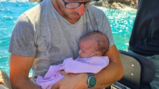 Supravieţuire miraculoasă pentru un bebeluș, pe o insulă din Grecia. Micuţul, hrănit cu lapte praf combinat cu apă de mare