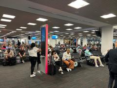 Pasager cu bandaje şi sânge uscat pe cap, încătuşat pe aeroportul din Miami. Ce păţise de fapt tânărul