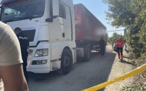 Şofer de TIR mort în Lugoj, după ce s-a electrocutat. Tânărul de 35 de ani a atins un cablu electric cu bena camionului