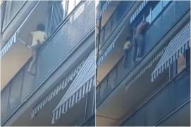 Momentul în care un copil de 6 ani, cocoțat pe balustrada unui balcon de la etajul 2, este salvat, în Spania. Un bărbat și-a riscat viața pentru el