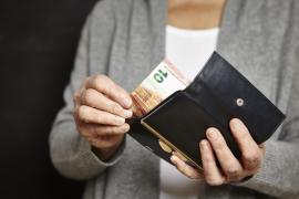 Cum a înşelat o româncă un spaniol să-i ofere aproape un milion de euro. După ce a luat banii, femeia a dispărut şi e căutată în toată Europa