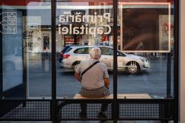 Bărbat de 50 de ani, înjunghiat după ce s-a certat cu doi tineri într-un mijloc de transport din Capitală