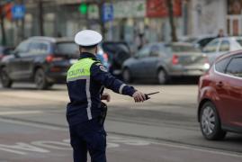 Un șofer a luat pe capotă un polițist și l-a târât câțiva metri, după ce nu a vrut să coboare din mașină pentru un control, în Cluj