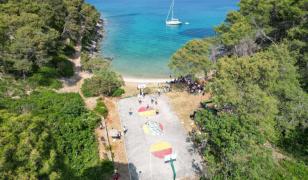 Cum a devenit o insulă inexistentă destinaţie virală pe internet, în Grecia. Guvernul, nevoit să intervină