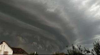 Rupere de nori în 13 judeţe, în următoarele ore. Cod portocaliu şi galben de ploi torenţiale, vânt şi grindină