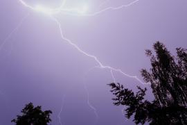 Trei fotbalişti, loviți de fulger în timpul unui antrenament în Suedia. Au fost duși la spital în stare gravă