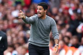 Antrenorul echipei Arsenal a angajat mai mulţi hoţi de buzunare pentru a fura de la jucători. Motivul din spatele planului său