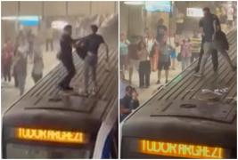 Un bărbat s-a urcat pe un vagon în staţia de metrou Piaţa Victoriei cu un extinctor în mână. Poliţiştii l-au dat jos cu forţa