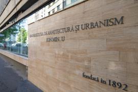 Profesorul de la Universitatea de Arhitectură din Bucureşti, acuzat că trimitea poze şi mesaje indecente studentelor, şi-a dat demisia