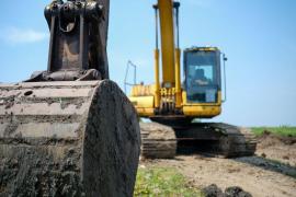 Bărbat fără adăpost, găsit mort într-un excavator parcat la ieşirea spre autostradă, în Timiş