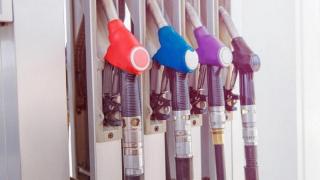 Preţurile la carburanţi continuă să scadă