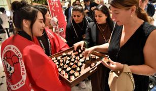 Fructul care se vinde cu 30 de dolari într-un magazin de lux din Londra. Este cultivat la Fukushima