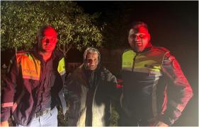 Bătrânică de 76 de ani, salvată de polițiștii din Târgu Jiu. Femeia s-a pierdut pe câmp, după ce a plecat cu animalele la păscut