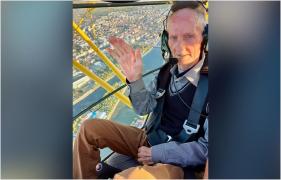 Un bătrânel de 92 de ani din Hunedoara a zburat pentru prima dată cu avionul. Oamenii, înduioșati de povestea lui
