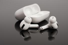 Apple introduce o nouă tehnologie revoluţionară. Căștile AirPods Pro 2 devin proteze auditive