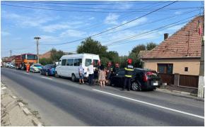 Accident cu cinci maşini pe DN 13, în Mureş. Două persoane au fost rănite
