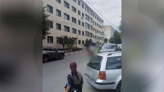 Ce pedeapsă riscă bărbatul care a legat un câine de maşină şi l-a tras după el. Animalul a ajuns pe mâini bune