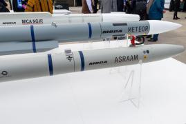 Marea Britanie suspendă temporar 30 din cele 350 de licențe de export de arme către Israel