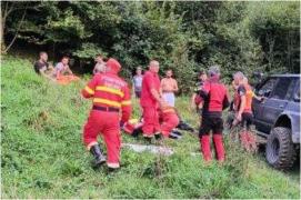 Un tânăr de 28 de ani, atacat de o ursoaică în timp ce îşi căuta un animal rătăcit prin pădure, în Maramureș