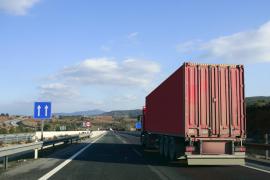 Român strivit de TIR, pe un drum din Italia. A fost prins sub greutatea camionului pe care încerca să-l repare