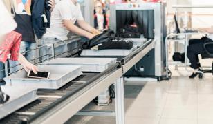 De ce îşi fotografiază tinerii Gen Z tăviţele cu obiecte, la aeroport. Trendul îi scoate din sărite pe ceilalţi pasageri 