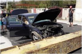 Şi-au văzut moartea cu ochii după ce un limitator de înălţime s-a prăbuşit peste maşina lor. Două persoane, rănite uşor