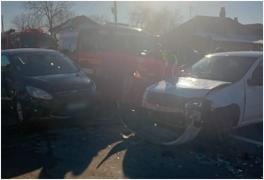Accident cu șapte persoane pe o șosea din Neamț, după ce două mașini s-au ciocnit violent. Un copilaș de 7 ani, printre victime
