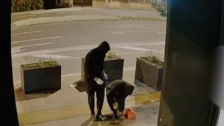 Momentul în care un bărbat îşi dă foc la pantaloni în timp ce încearcă să incendieze un restaurant din Melbourne