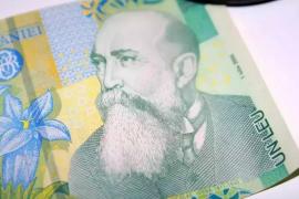 Leul românesc pierde teren masiv în raport cu dolarul american