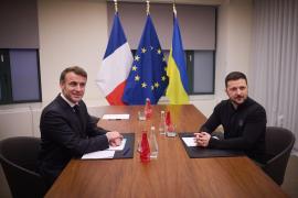 Zelenski anunţă că a discutat cu Macron despre "desfăşurarea unor contingente" străine în Ucraina