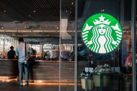 Noua regulă impusă de Starbucks. Lovitură pentru "clienţii" care stăteau cu orele în cafenele
