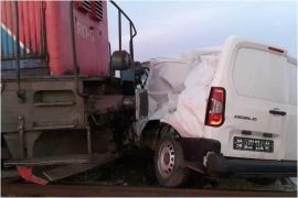 Bărbat de 35 de ani mort pe loc, după ce dubiţa pe care o conducea a fost izbită puternic de un tren, în Cluj