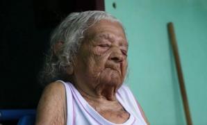 Deolira Gliceria Pedro da Silva, fotografiată de un jurnalist