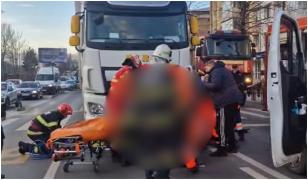 Bărbat lovit de un TIR pe trecerea de pietoni, în Piatra-Neamţ. A fost scos în viaţă de sub autocamion