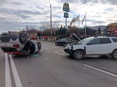 Autospecială de poliţie, implicată într-un accident în Neamţ. O femeie a fost rănită